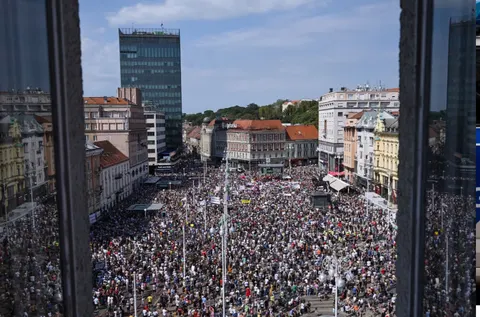 У Загребі десятки тисяч людей протестували через токсичне звалище в Ліці