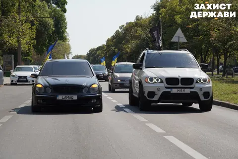 У Миколаєві автопробіг до Дня Прапора зібрав близько 30 автівок