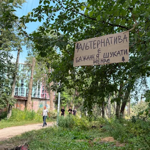 У Києві на Теремках тривають протести проти вирубки парку для тепломережі