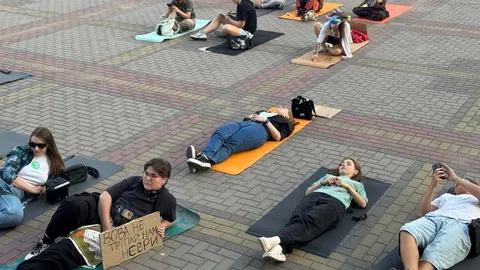 У Рівному провели «лежачий мітинг» на підтримку ексміністра оборони Федорова