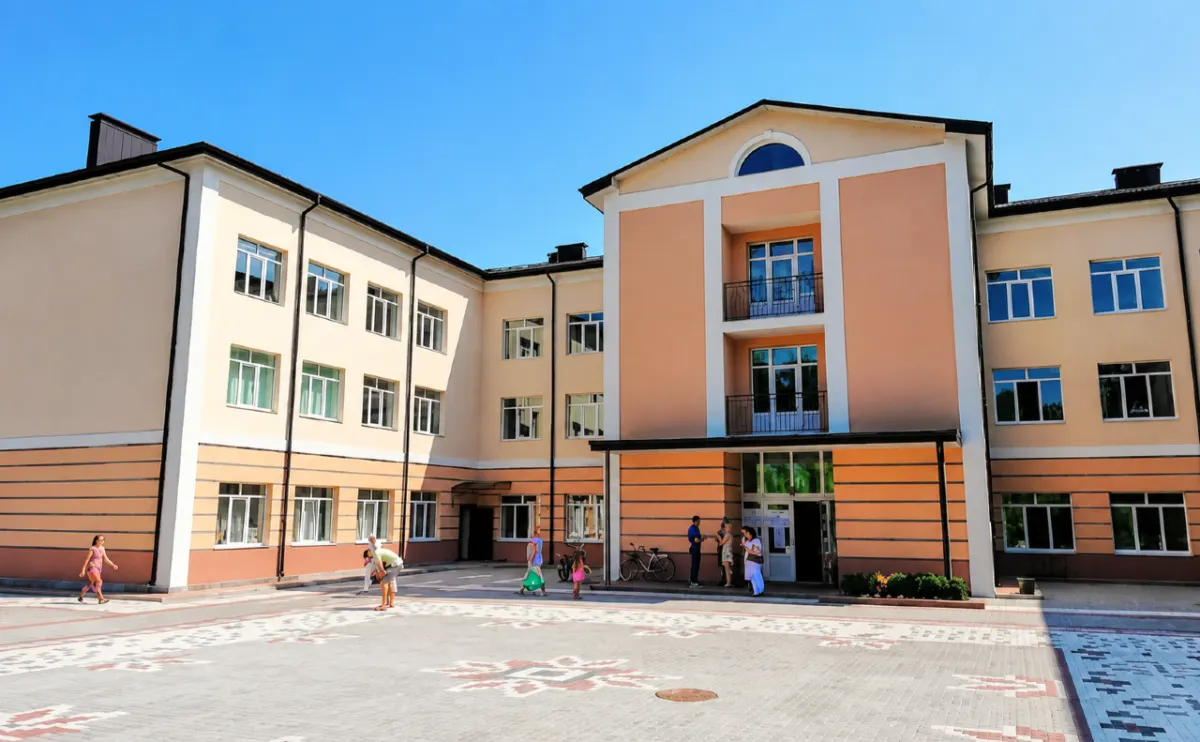 В Ірпені на території ліцею «Мрія» видалять дерева для будівництва укриття