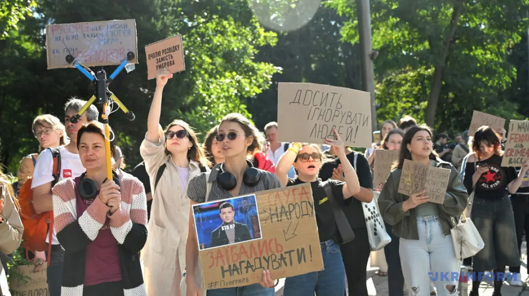 Мітингарі у Маріїнському парку зустріли призначення Хмари вигуками «Ганьба»