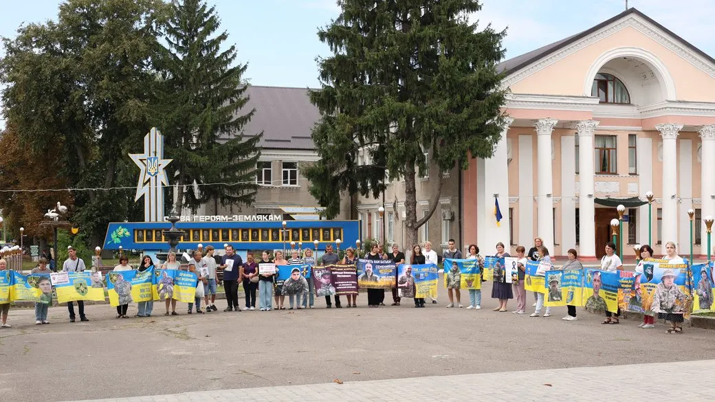 У Гайсині родини зниклих безвісти захисників провели акцію з пташками надії