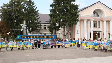 У Гайсині родини зниклих безвісти захисників провели акцію з пташками надії