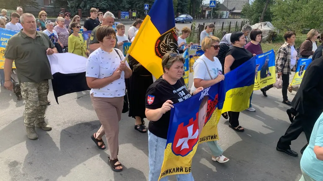 На Рівненщині рідні зниклих безвісти та полонених бійців вийшли на мирну акцію