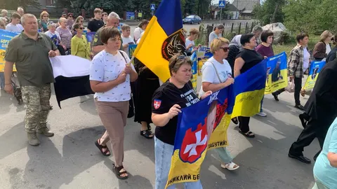 На Рівненщині рідні зниклих безвісти та полонених бійців вийшли на мирну акцію
