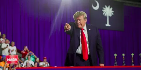 З мітингу Трампа вигнали протестувальників із провокаційними написами