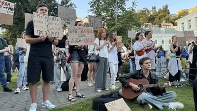 Мистецтво протестних картонок: від Шевченка до фейків