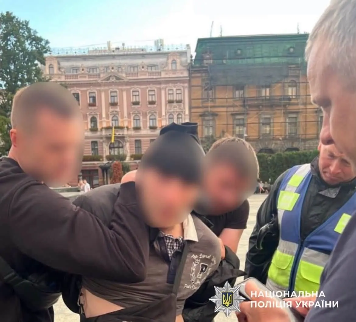 У Львові затримали чоловіка з ножем під час мітингу на підтримку ексміністра Федорова