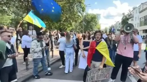 Протестувальники під Радою вигукували «Ганьба» після призначення Хмари