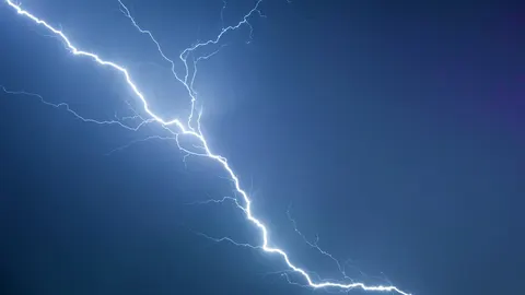 Негода ввечері 17 серпня та 18 серпня: грози, град і шквали у низці областей
